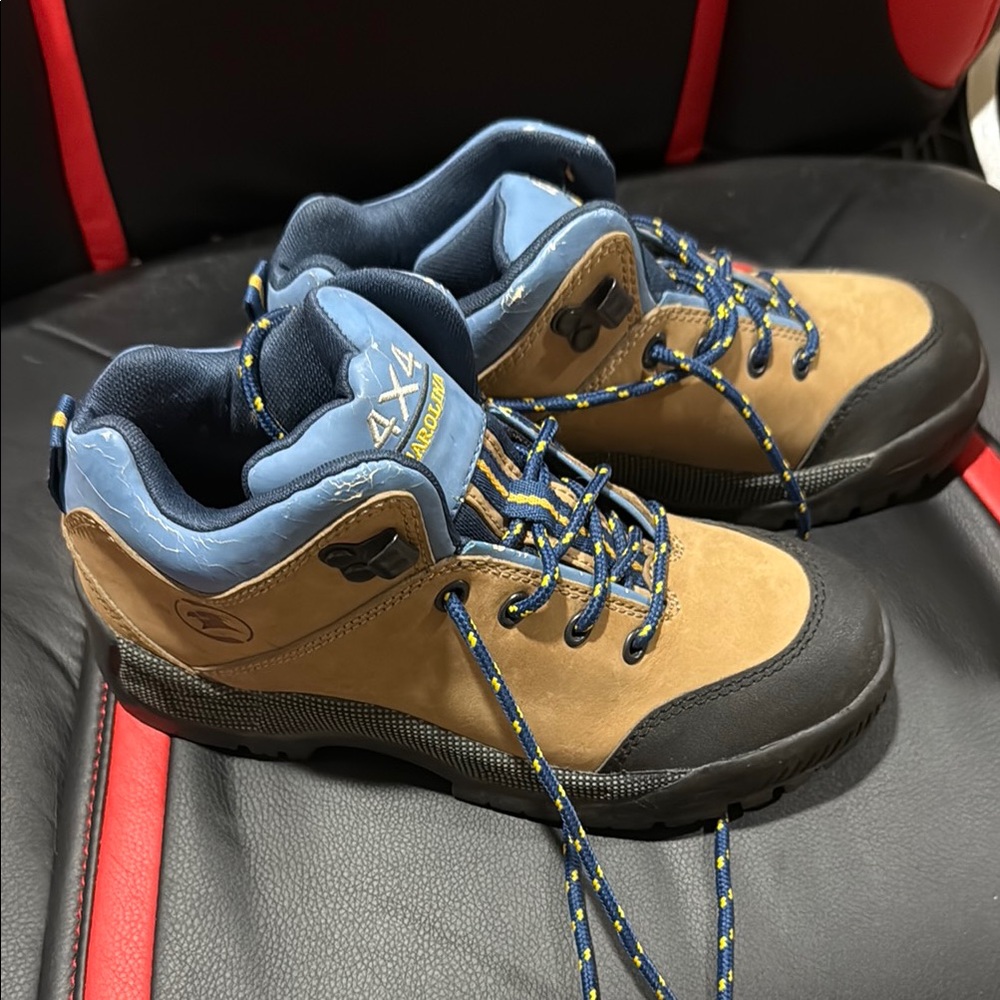 Women’s size 7 like new steel toe boots